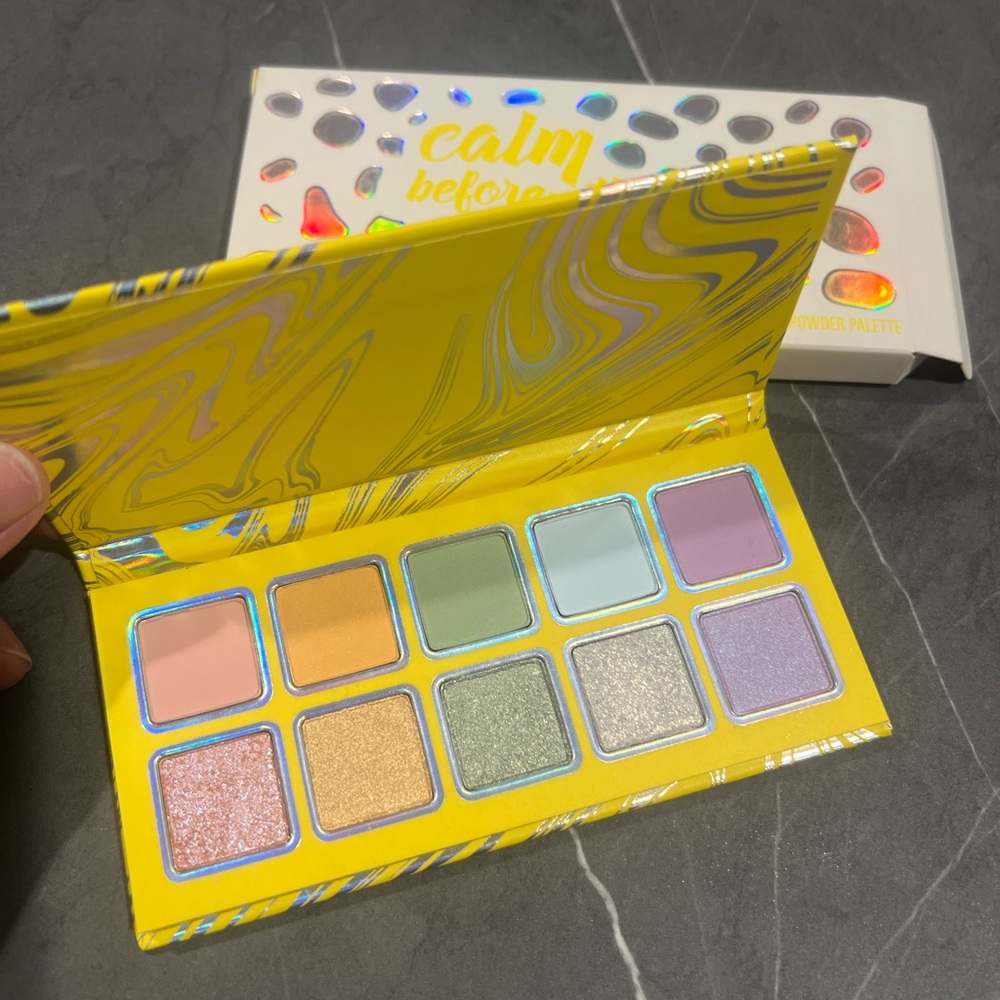 Kylie Cosmetics Pressed Powder Palette New
Calm Before the Storm
